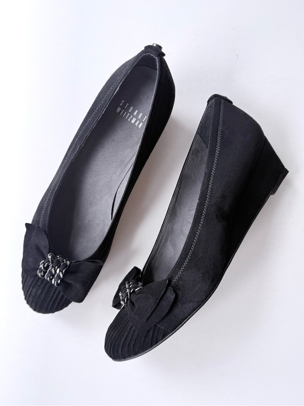 NWOB Stuart Weitzman ‘Pleats’ Chain Bow Wedges in Black Suede Size 8